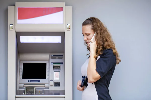 Wanita muda memasukkan kartu kredit ke ATM — Stok Foto