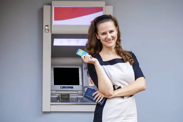 현금 신용 카드를 삽입 하는 젊은 여자 — 스톡 사진