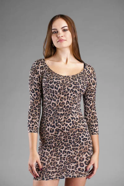 Модный портрет юной брюнетки в леопардовом платье — стоковое фото