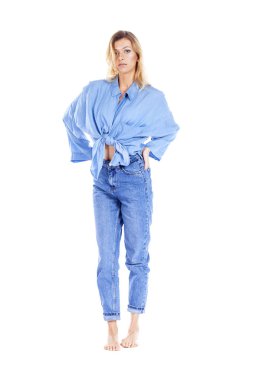 Kot pantolonlu güzel sarışın kadın. 