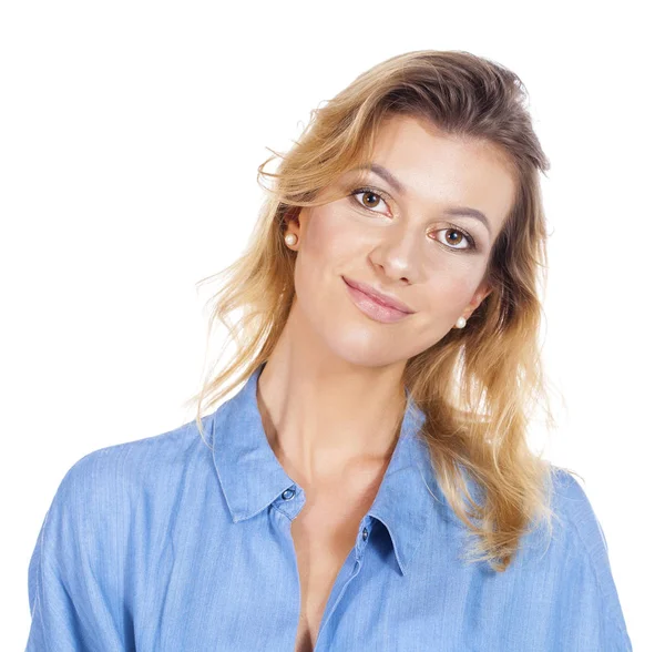 Retrato de uma jovem loira de camisa jeans — Fotografia de Stock