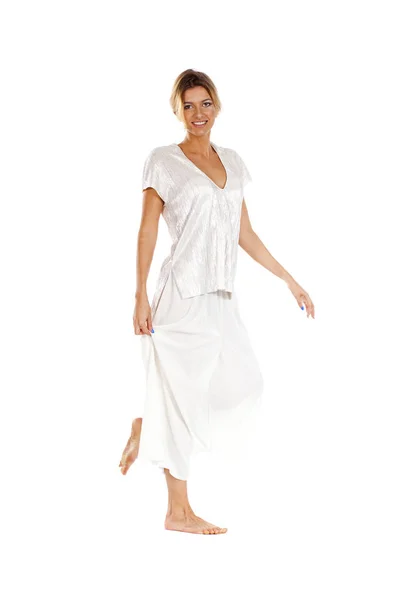 Jovem bela mulher loira em vestido branco — Fotografia de Stock