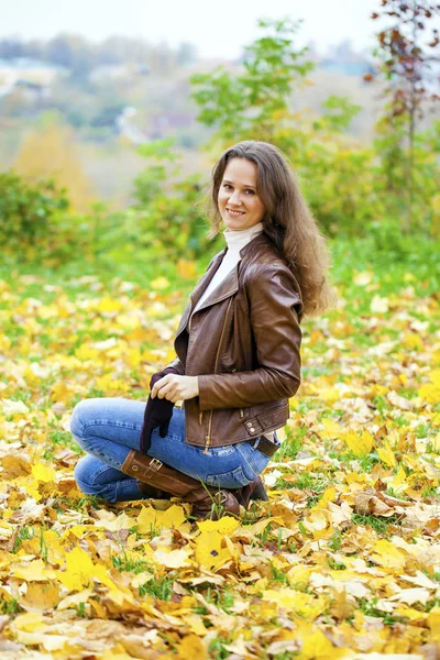 Autumn fashion image of young woman walking in the park — Stock Photo, Image