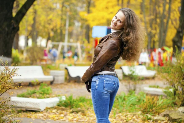 Młoda piękna kobieta w jesiennym parku — Zdjęcie stockowe