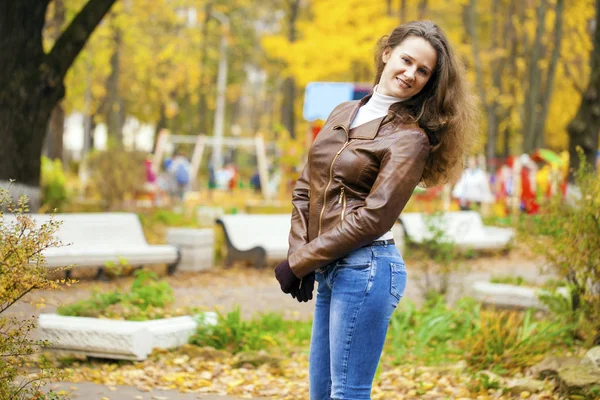 Giovane bella donna nel parco autunnale — Foto Stock