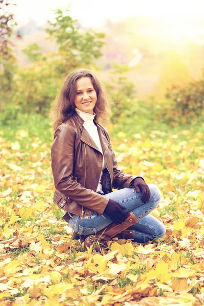 Höstens modebild av ung kvinna promenader i parken — Stockfoto