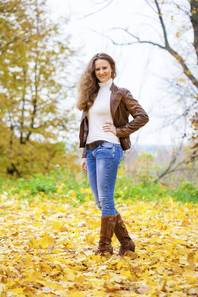 Herfst mode beeld van jonge vrouw wandelen in het park — Stockfoto