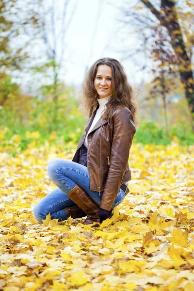 Herbst Mode Bild der jungen Frau zu Fuß im Park — Stockfoto