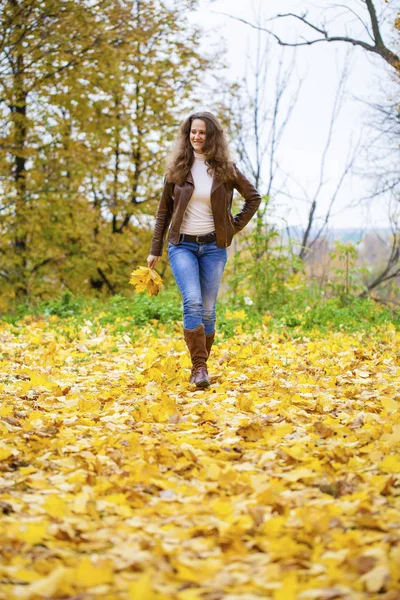 Herfst mode beeld van jonge vrouw wandelen in het park — Stockfoto