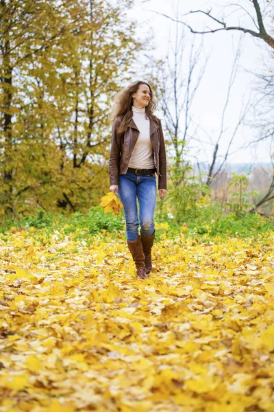 Herfst mode beeld van jonge vrouw wandelen in het park — Stockfoto