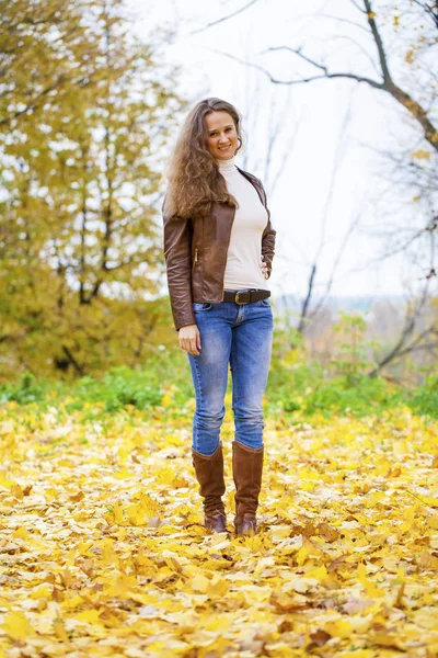 Herbst Mode Bild der jungen Frau zu Fuß im Park — Stockfoto