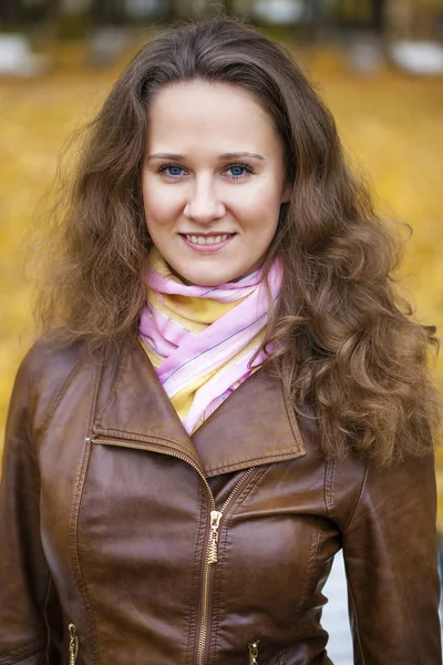 Jonge mooie vrouw in de herfst park — Stockfoto