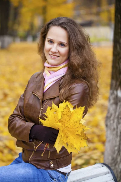 Portret van mooie jonge gelukkig vrouw — Stockfoto