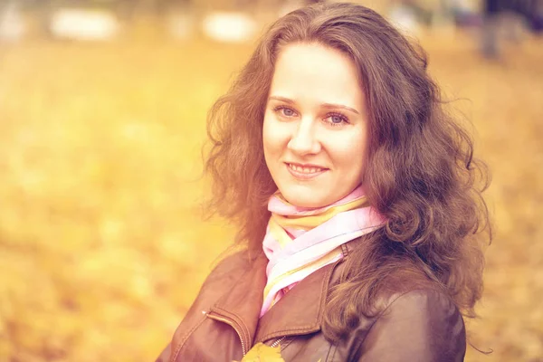 Retrato de hermosa joven feliz mujer — Foto de Stock