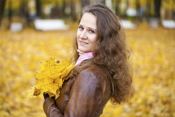 Jonge mooie vrouw in de herfst park — Stockfoto