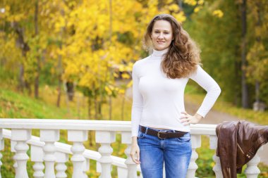 Sonbahar parkında güzel bir kadın.