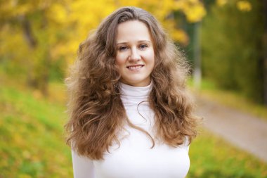 güzel genç mutlu kadın portresi 