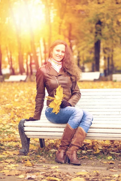 가 공원에서 벤치에 앉아 젊은 여자 — 스톡 사진
