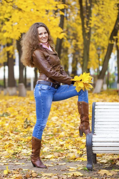 Imagem de moda de outono de mulher jovem andando no parque — Fotografia de Stock