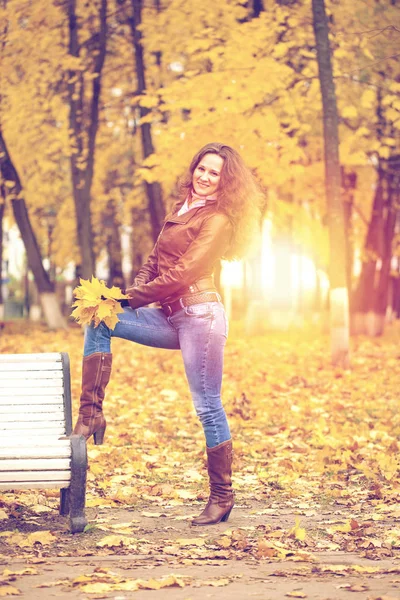 Herbst Mode Bild der jungen Frau zu Fuß im Park — Stockfoto