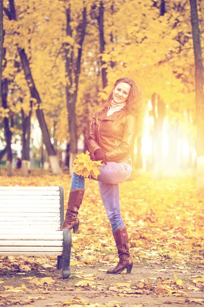 Herfst mode beeld van jonge vrouw wandelen in het park — Stockfoto