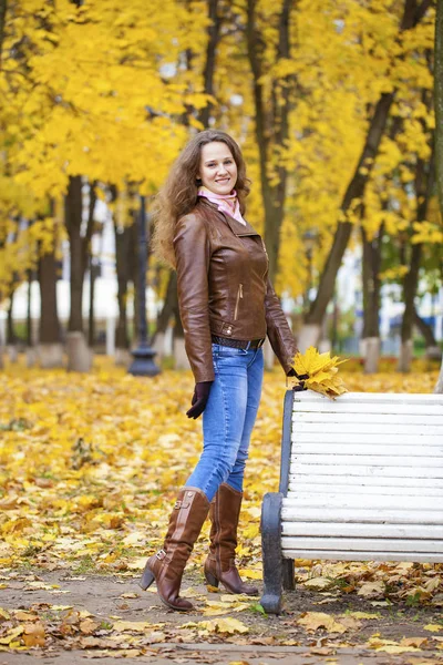 Jesienna moda obraz młoda kobieta spaceru w parku — Zdjęcie stockowe