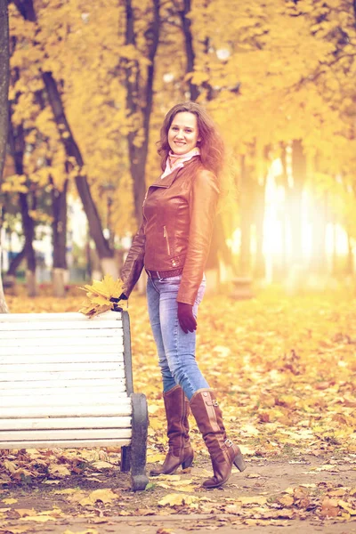 Herfst mode beeld van jonge vrouw wandelen in het park — Stockfoto