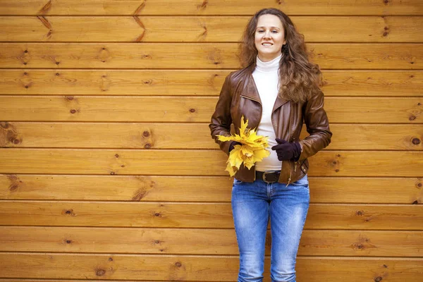 Junge glückliche Frau in brauner Lederjacke — Stockfoto