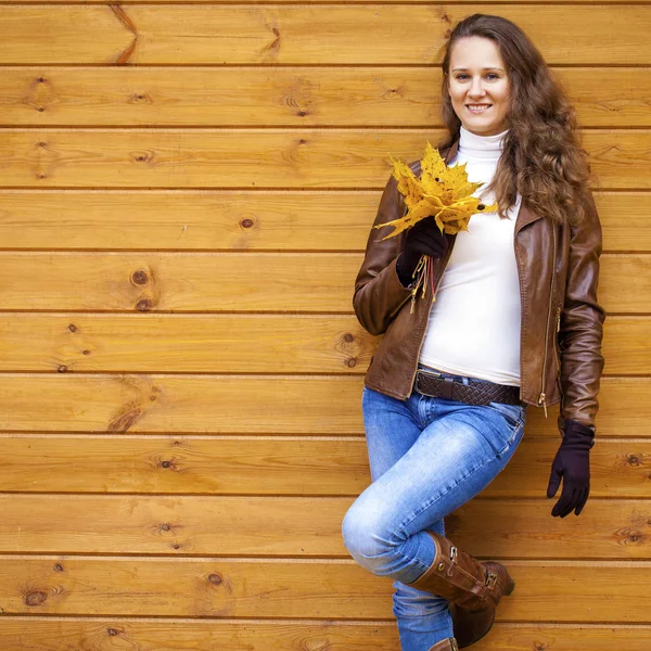 年轻快乐的女人，在棕色的皮夹克 — 图库照片
