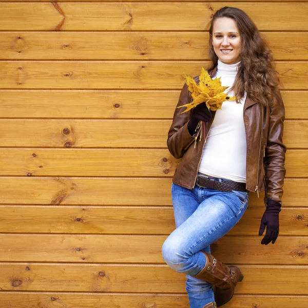 Jovem mulher feliz em jaqueta de couro marrom — Fotografia de Stock