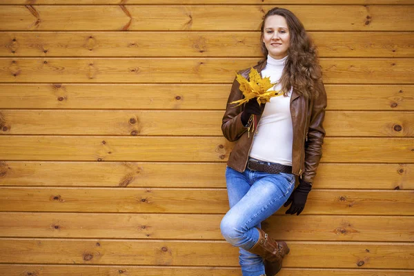 Joven mujer feliz en chaqueta de cuero marrón —  Fotos de Stock