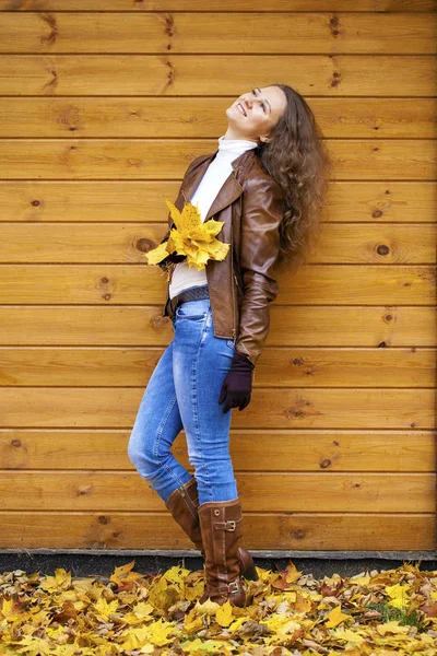 Joven mujer feliz en chaqueta de cuero marrón —  Fotos de Stock