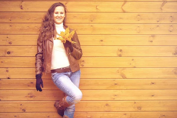 Junge glückliche Frau in brauner Lederjacke — Stockfoto