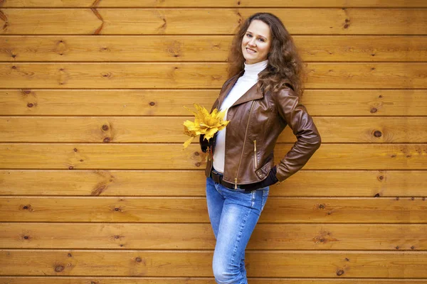 Kahverengi deri ceket genç mutlu kadın — Stok fotoğraf