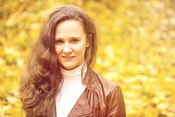 Retrato de hermosa joven feliz mujer — Foto de Stock