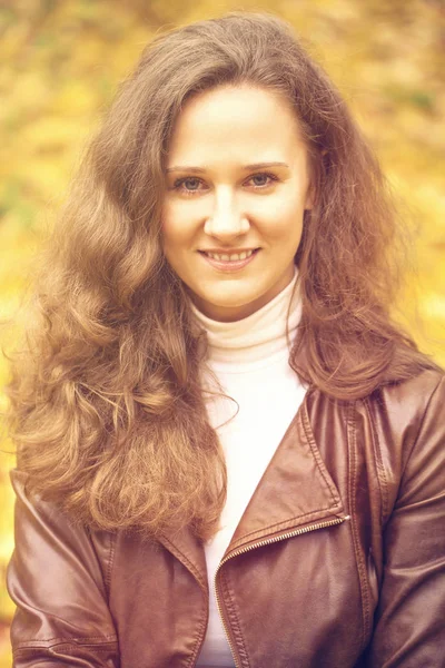 Retrato de bela jovem mulher feliz — Fotografia de Stock