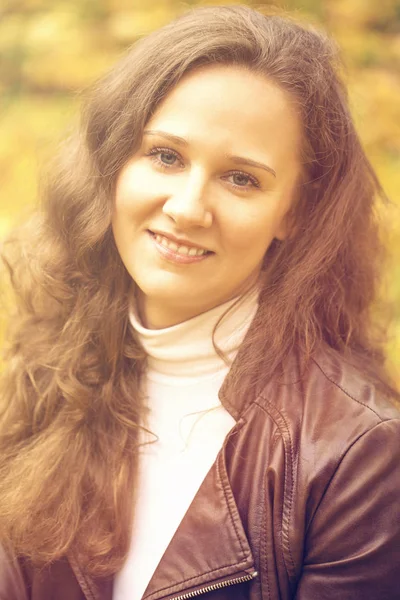 Retrato de bela jovem mulher feliz — Fotografia de Stock