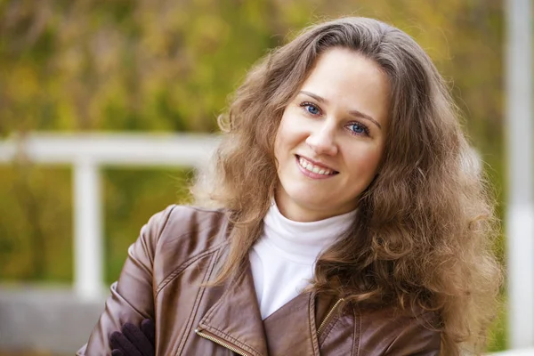 Retrato de bela jovem mulher feliz — Fotografia de Stock