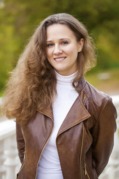 Retrato de bela jovem mulher feliz — Fotografia de Stock