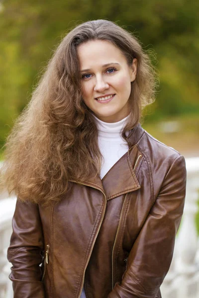 Retrato de hermosa joven feliz mujer —  Fotos de Stock