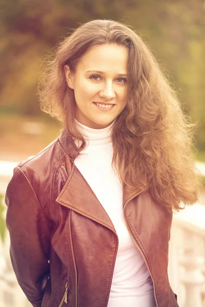 Joven hermosa mujer en otoño parque — Foto de Stock