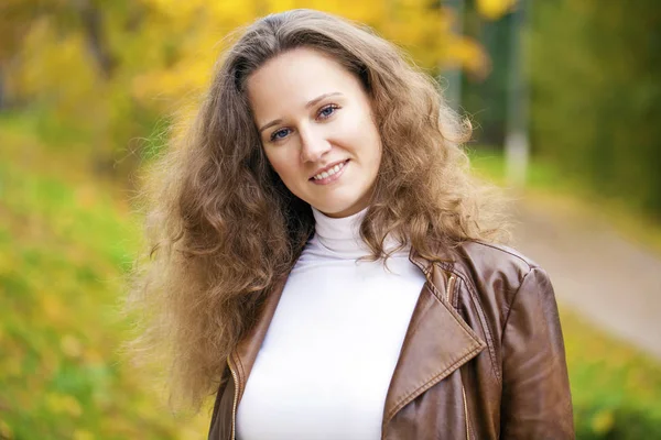 Ung vacker kvinna i höstparken — Stockfoto