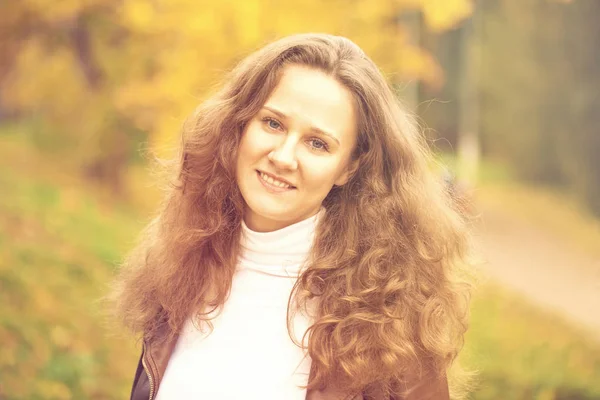 Joven hermosa mujer en otoño parque —  Fotos de Stock