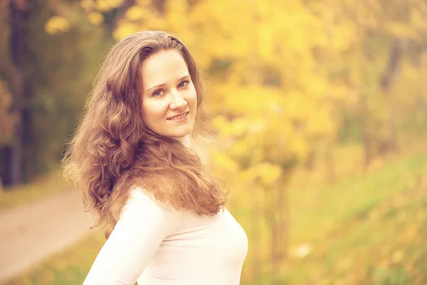 Retrato de bela jovem mulher feliz — Fotografia de Stock