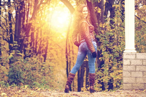 Herbst Mode Bild der jungen Frau zu Fuß im Park — Stockfoto