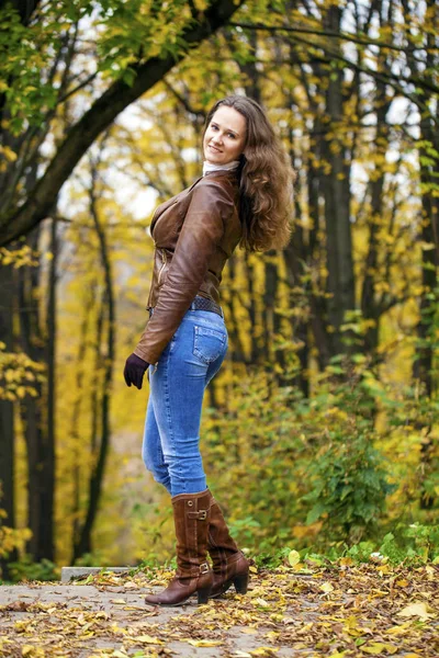 公園で歩く若い女性の秋のファッション画像 — ストック写真