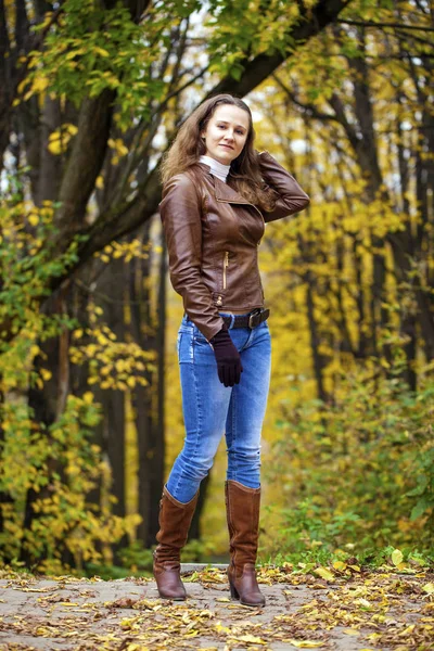 Herfst mode beeld van jonge vrouw wandelen in het park — Stockfoto
