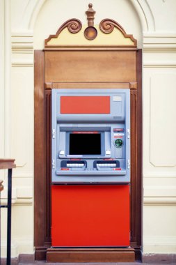 ATM insanlar olmadan alışveriş merkezinde