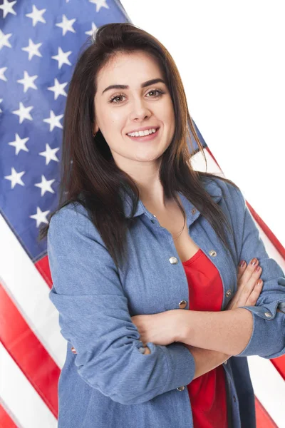 Mujer joven feliz en un fondo de la bandera americana — Foto de Stock