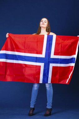 Norveç'in büyük bir bayrak tutan mutlu kadın